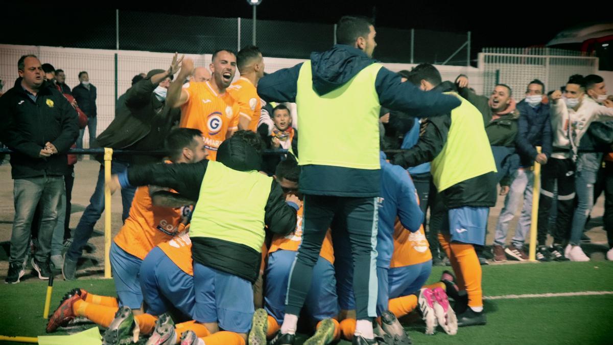 Los jugadores del Villa de Fortuna celebran el gol del triunfo sobre el Atlético Espeleño, obra de Jony.