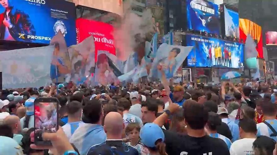 Times Square se llena con un banderazo argentino