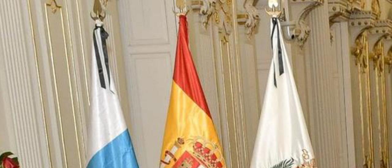 La bandera de España, sin crespón negro, entre las de Canarias y Las Palmas de Gran Canaria.