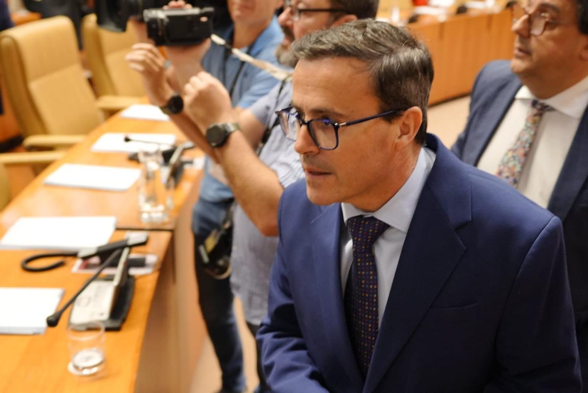 Las imágenes del pleno de la Asamblea de Extremadura en el que Gallardo ha tomado posesión como diputado