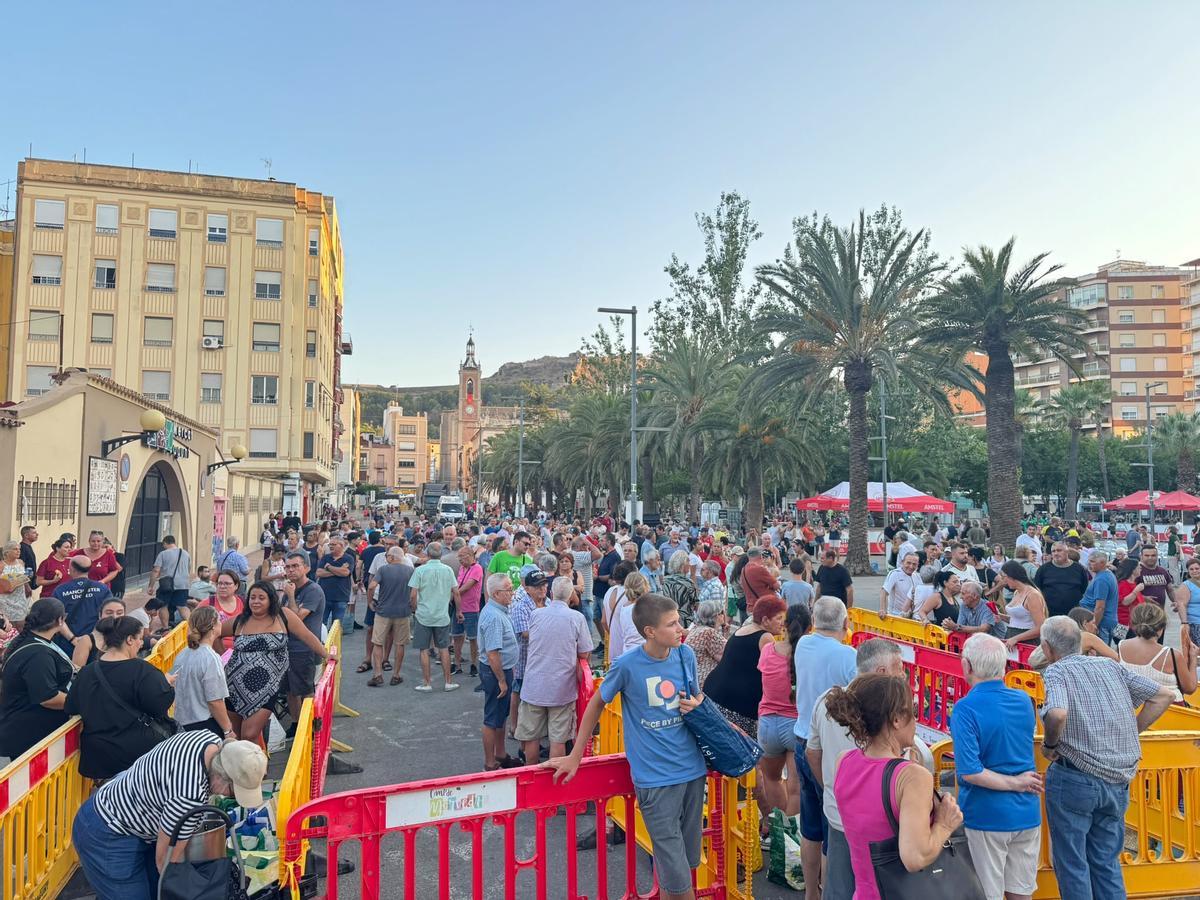 La gente espera su turno para coger olla.