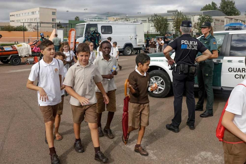 Exhibición de la Guardia Civil ante escolares en Inca