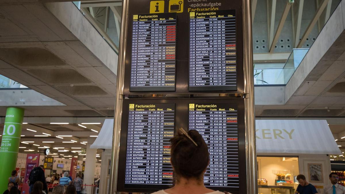 Rote Anzeigetafel: Viele Flüge sind am Freitag (16.9.) in Palma ausgefallen.