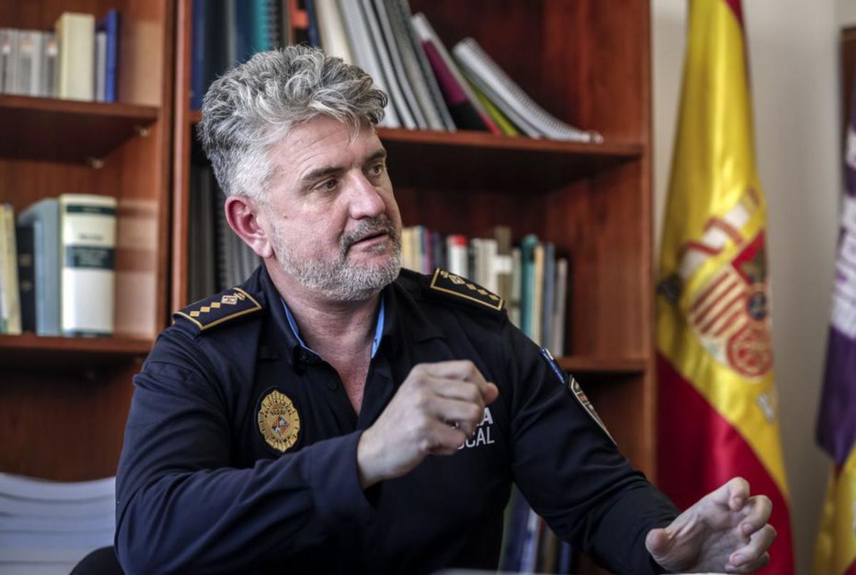 «Necesitamos esos trescientos policías más que ha prometido nuestro alcalde»