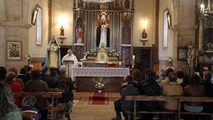 Juan Carlos Espiño (a la derecha), comprador del primer premio, por encarga. Arriba, procesión alrededor de la capilla.  // Bernabé/Gutier