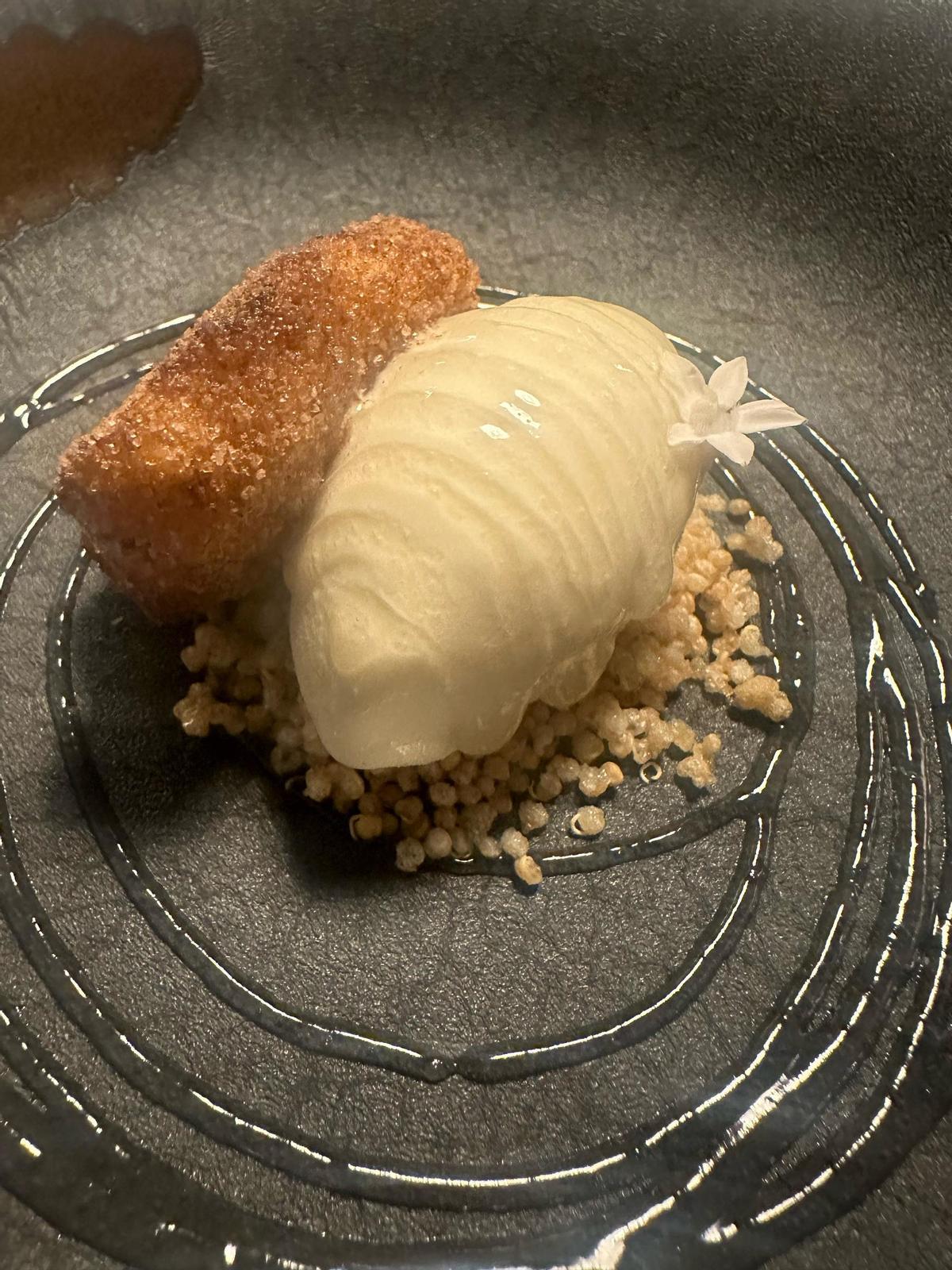 Torrija de albedo con quinoa frita y helado de masa madre