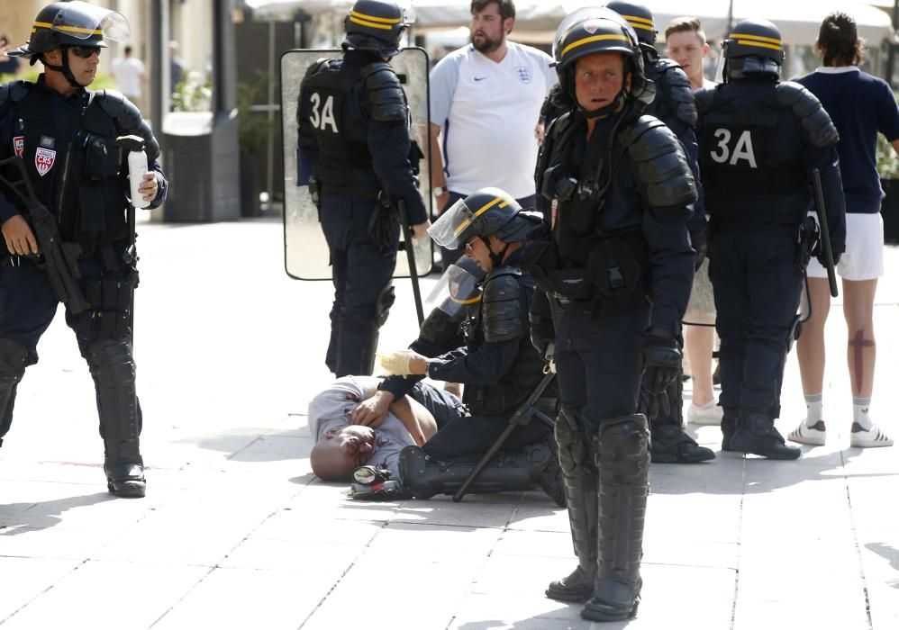 Enfrentamientos entre "hooligans" y la Policía de Marsella