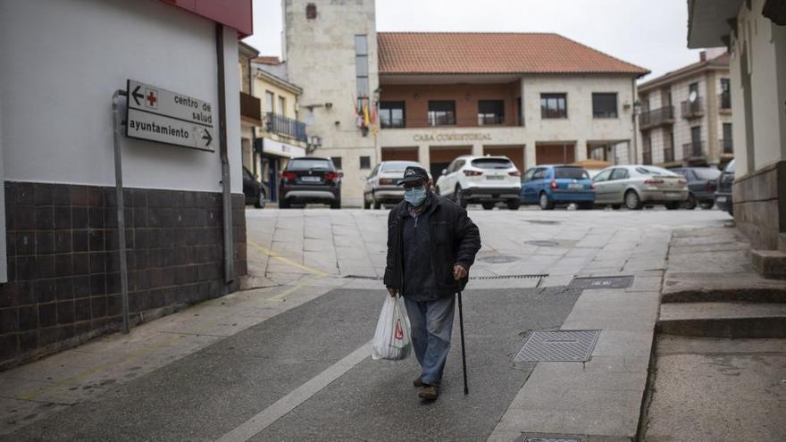 Un hombre pasea por Alcañices con bastón y mascarilla en una imagen de archivo.