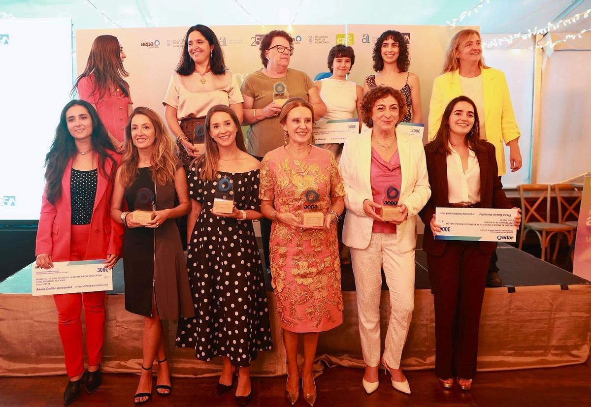 Foto de familia de las premiadas por AEPA este 2025.