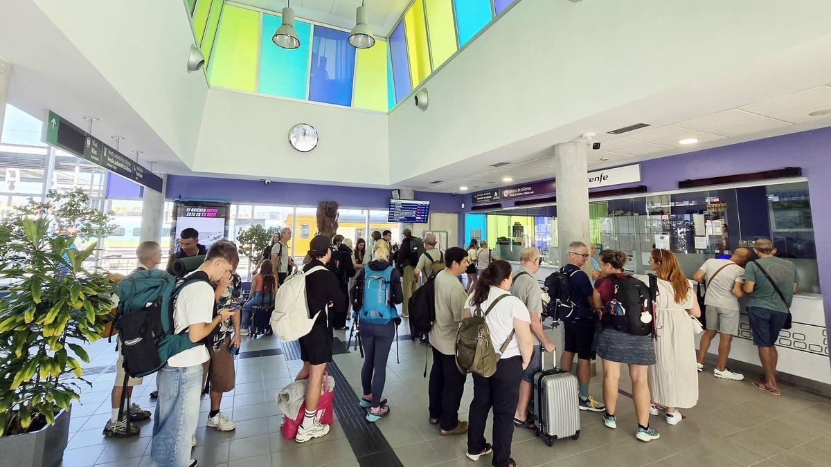 Viajeros en las taquillas de la estación de Vigo-Guixar en una imagen de este verano