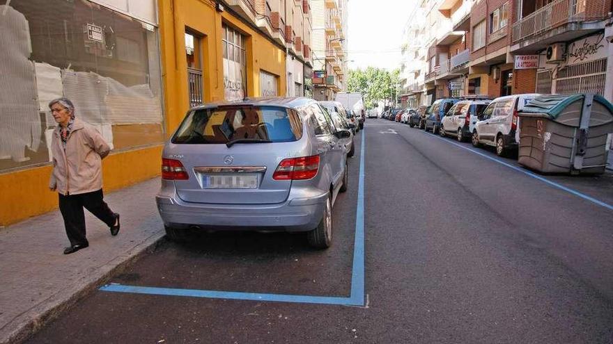 Coches estacionados en zona azul en la calle de Pablo Morillo.