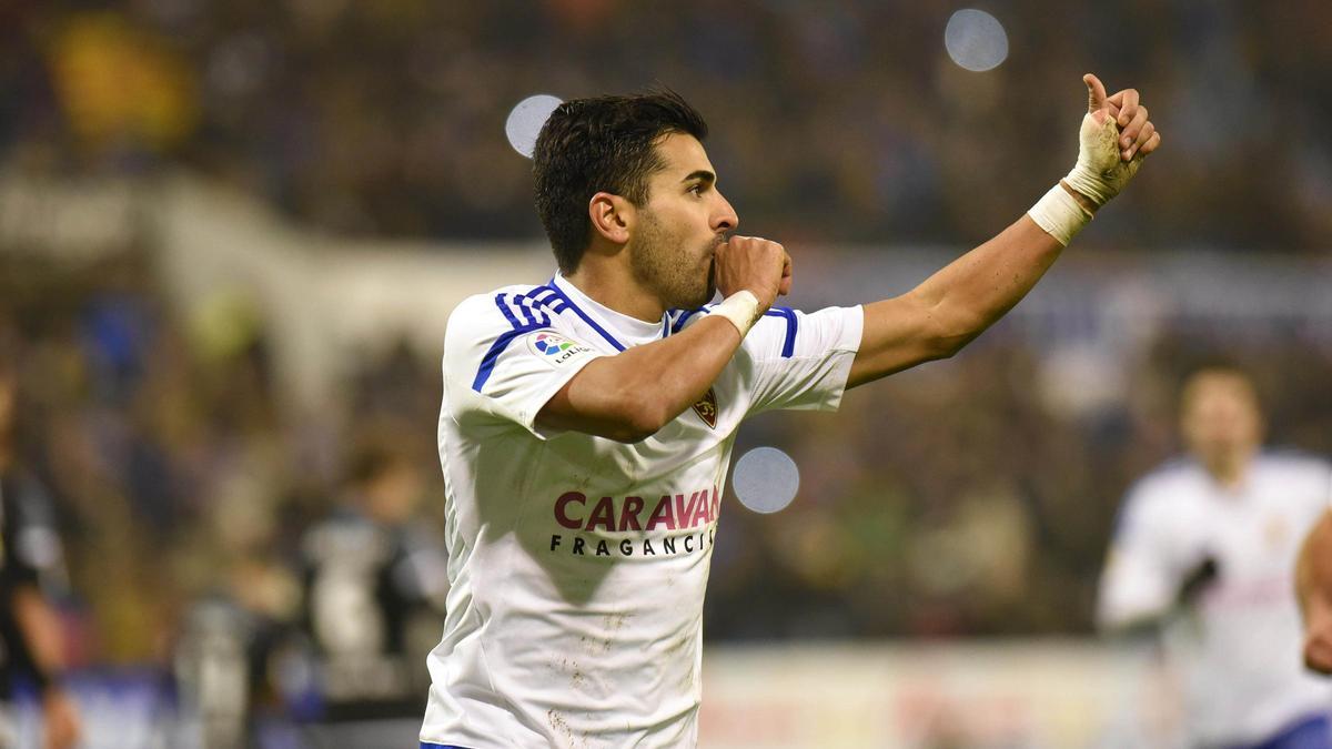 Ángel celebra un gol en su etapa con el Zaragoza.