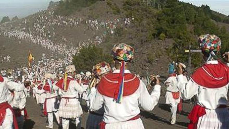 Miles de personas acompañan a la Virgen de los Reyes en El Hierro