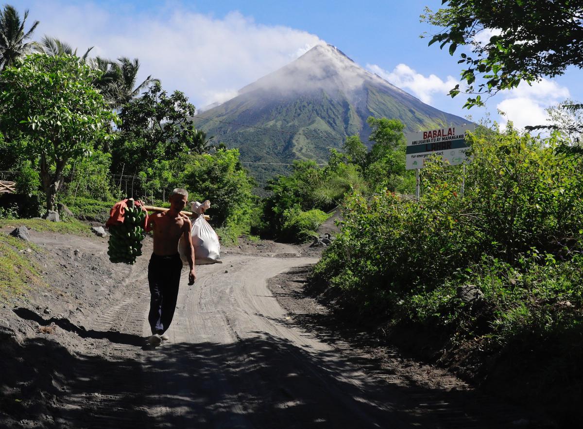 El volcán Mayón sigue activo en Filipinas