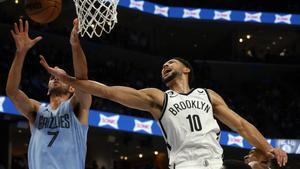 Aldama captura un rebote en presencia de Simmons, de los Nets