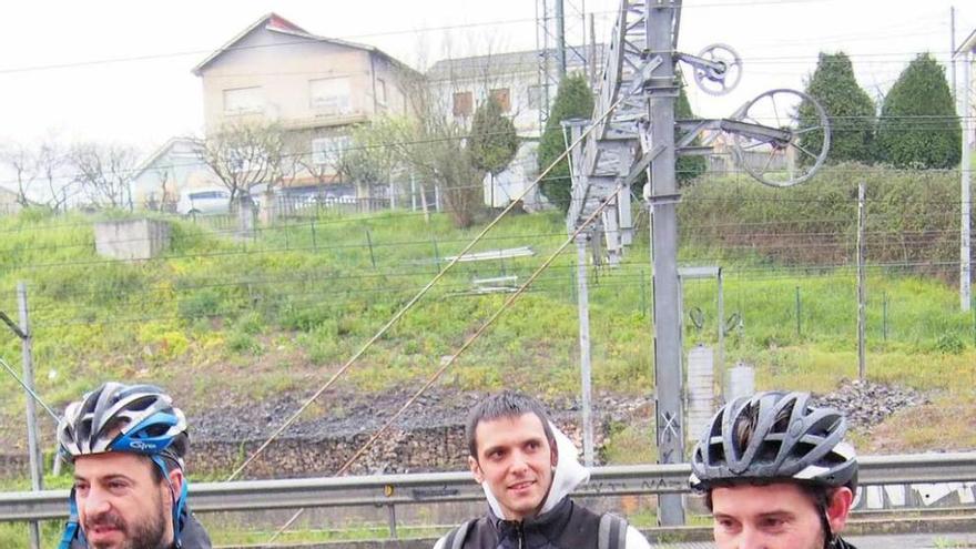 Ángel García, a la izquierda, y Pintado, a la derecha, durante una actividad ciclista para escolares en Lugones.