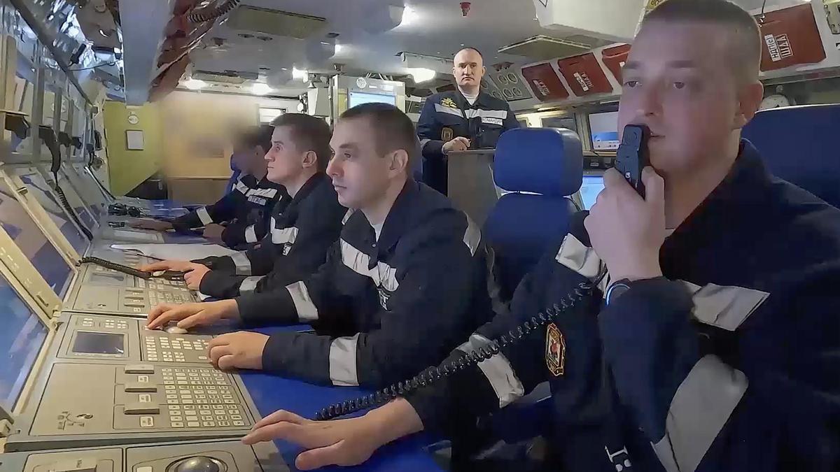 Personal del submarino nuclear 'Kazan' de la Armada rusa participa en ejercicios militares en el Océano Atlántico mientras se dirige a Cuba.