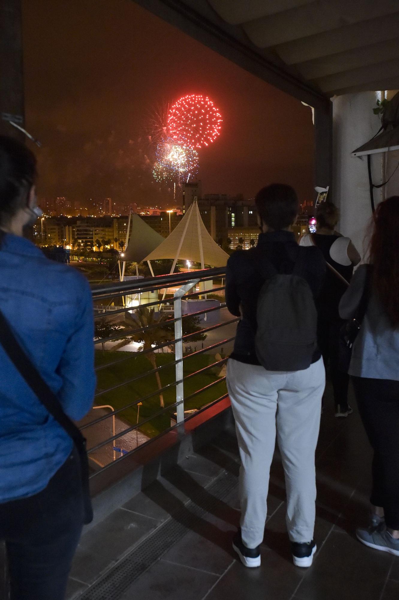 Los fuegos iluminan la ciudad en una fiesta con distancias en Las Canteras