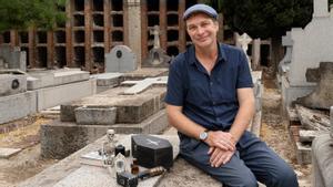 El escritor Oliver Pötzsch, creador de la serie de novela negra histórica del Sepulturero, posando en un cementerio.  