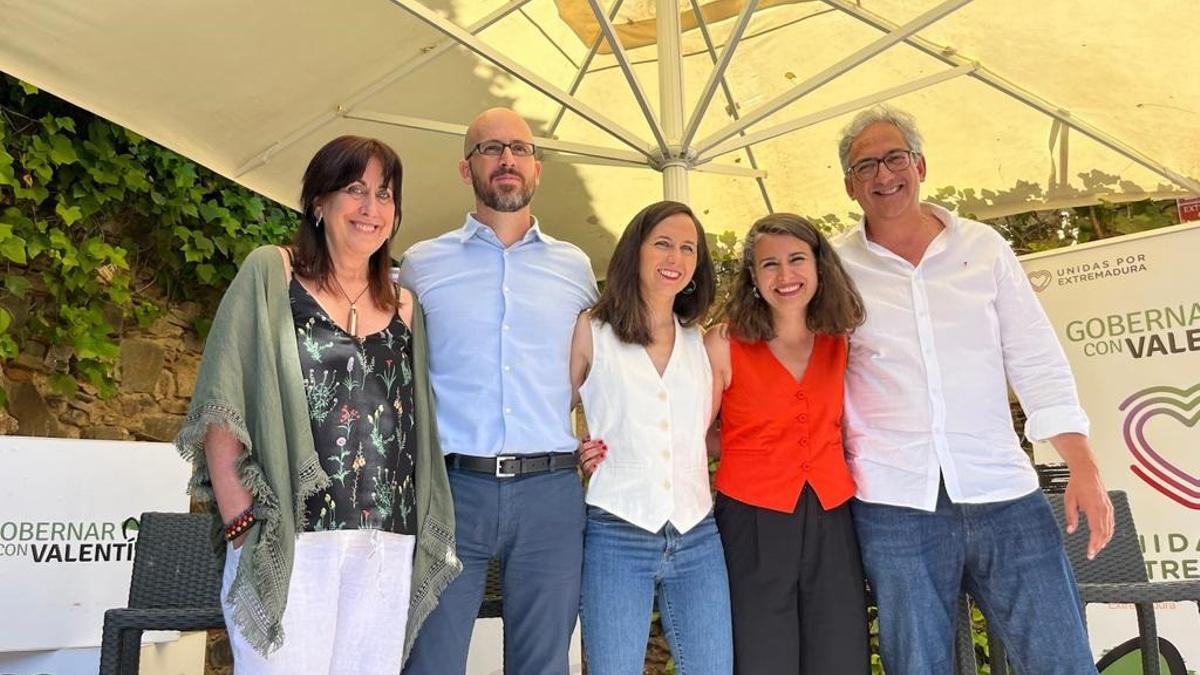 La ministra Belarra, junto a Irene de Miguel y otros dirigentes de la formación, en Cáceres.