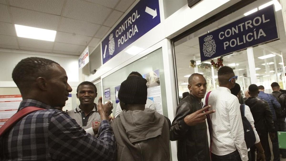 Inmigrantes retenidos en el CETI de Ceuta tras el último asalto masivo a la valla, a punto de salir para la península.