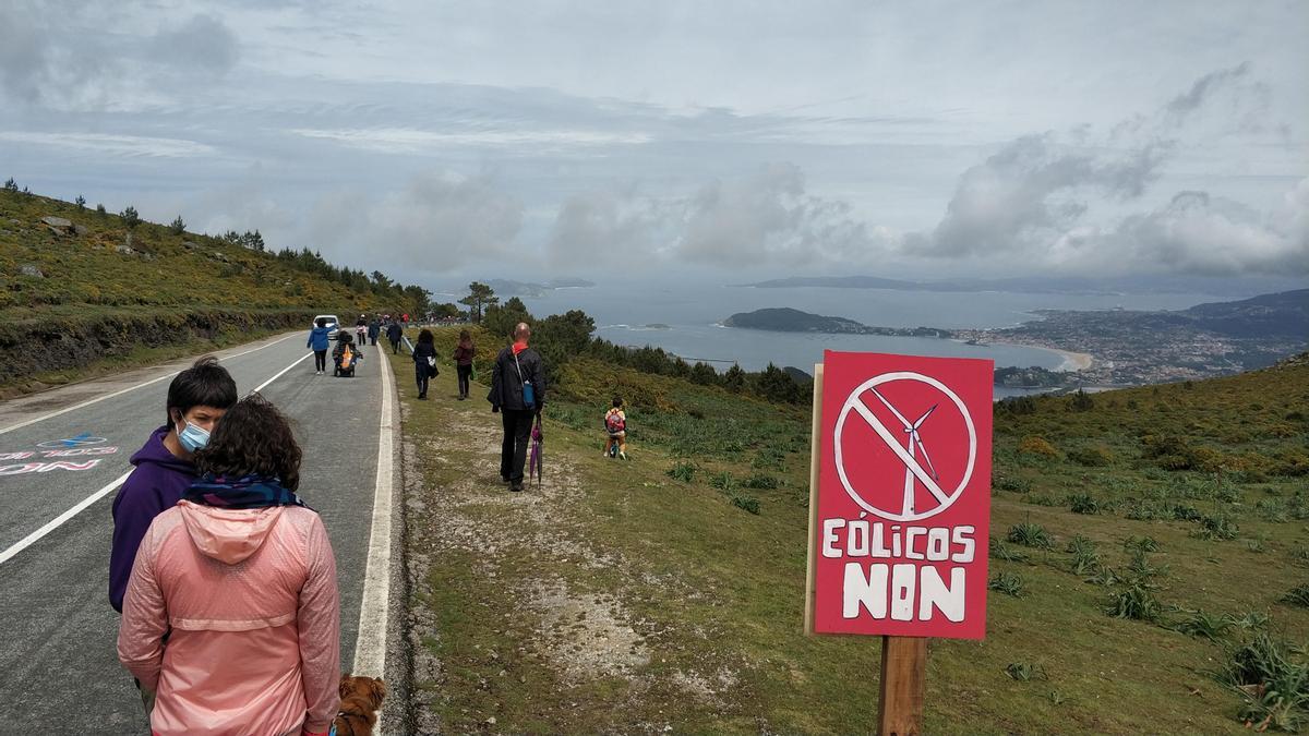 Un cartel contra los parques eólicos en el Alto da Groba, donde está previsto el &quot;AlbariñoI&quot;. // N.P.