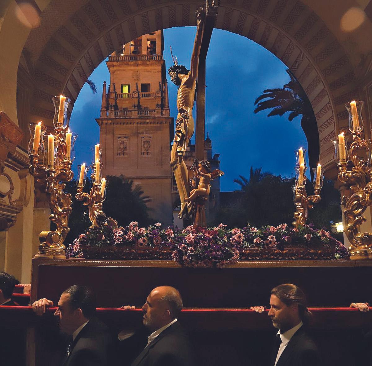 SANTÍSIMO CRISTO DE SAN ÁLVARO. VÍA CRUCIS DE LAS COFRADÍAS, EN EL INTERIOR DE LA CATEDRAL, EL PASADO 8 DE MARZO.