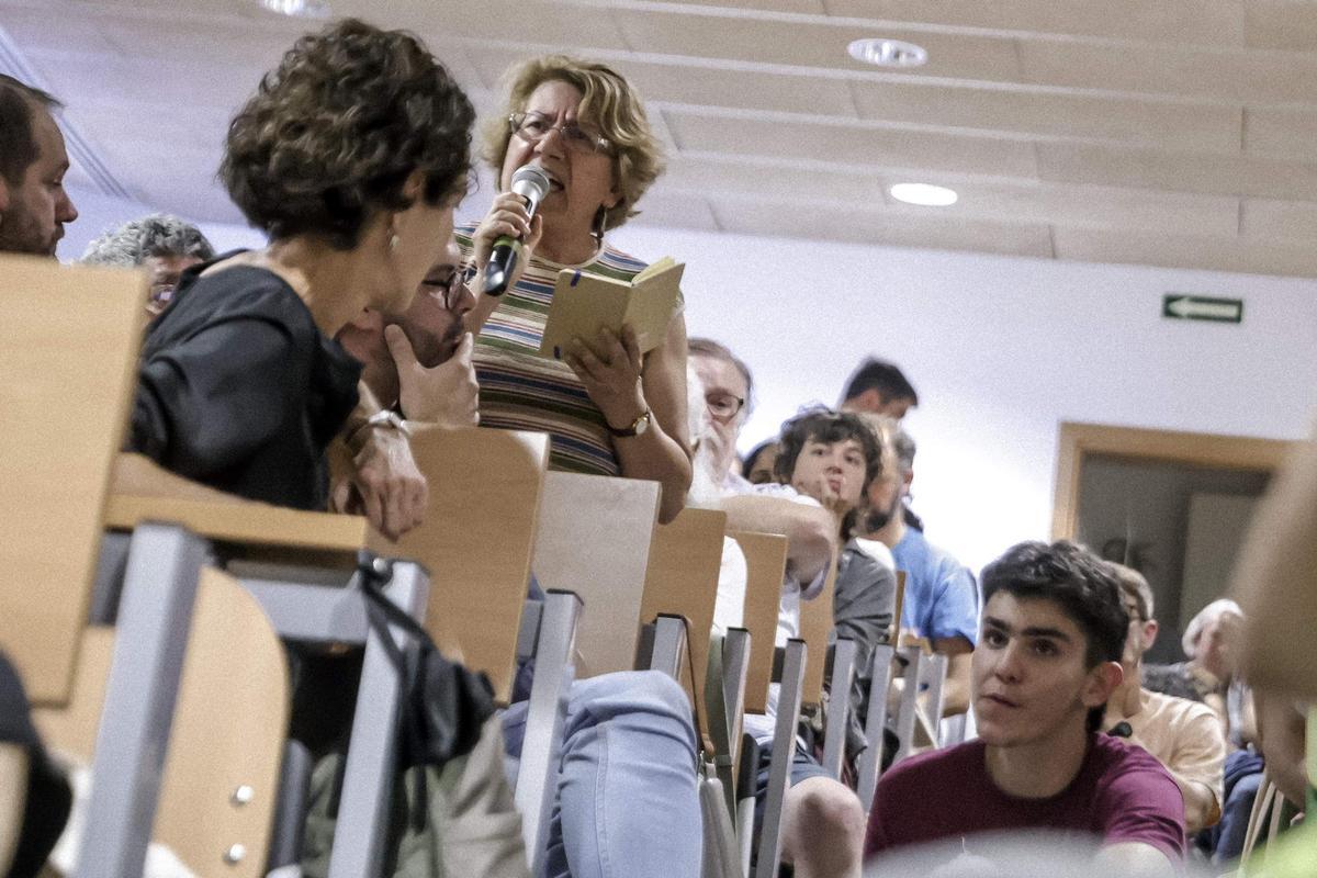 FOTOS | Así ha sido la asamblea ciudadana contra la masificación turística en el IES Sineu
