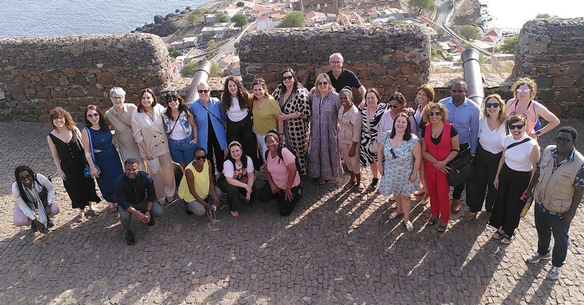 La alcaldesa de Cangas (sesta por la derecha) con participantes en la fortaleza de San Filipe, en Praia. |