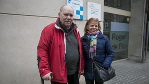 Juan Antonio Martínez y su esposa Joana López, este martes en la puerta de un CAP de la calle de Roger de Flor con Aragó.