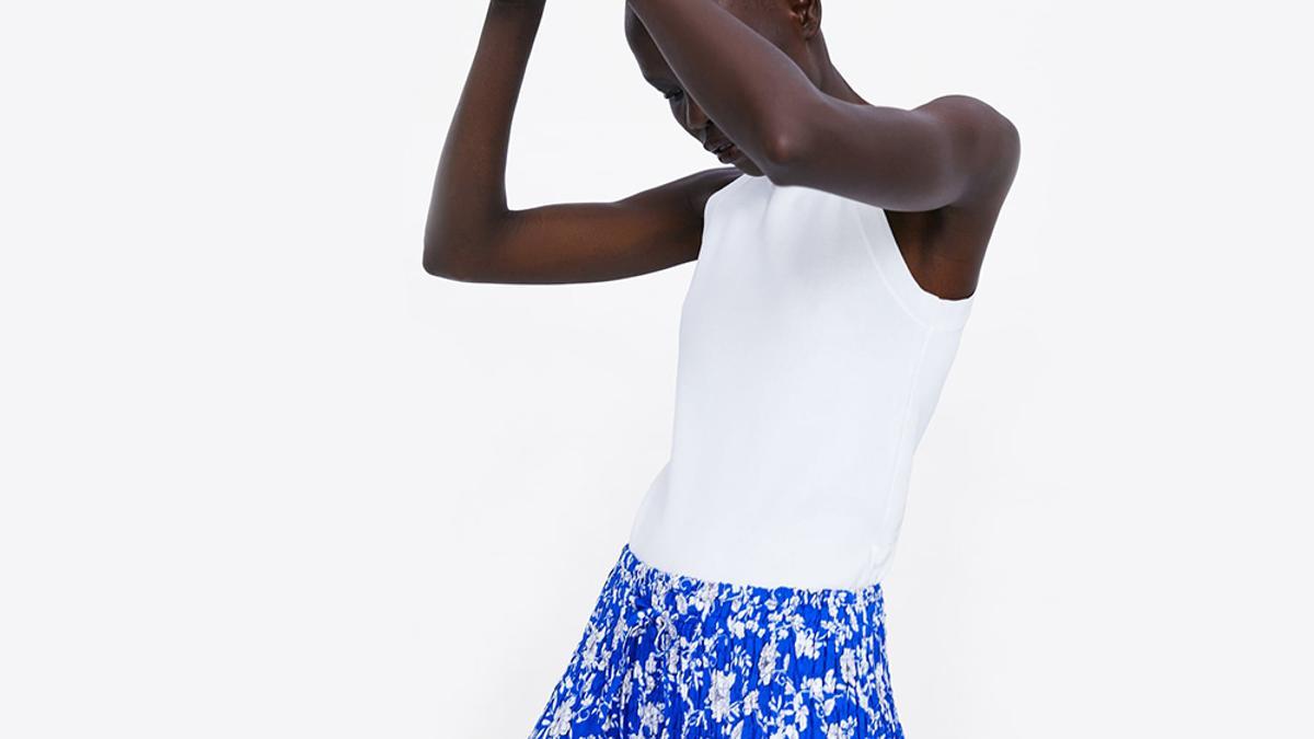 Zara tiene la falda midi con estampado de flores llevarás en los días de sol - Woman