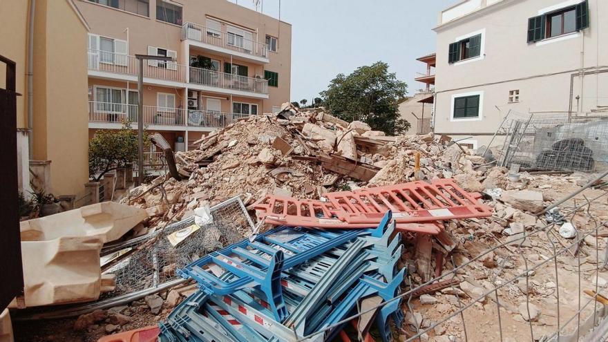 Los escombros del derribo en la calle Polvorín llevan dos meses abandonados