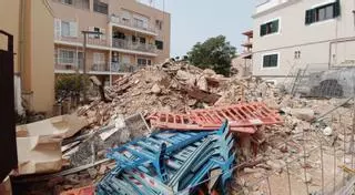 Los escombros del derribo en la calle Polvorín llevan dos meses abandonados