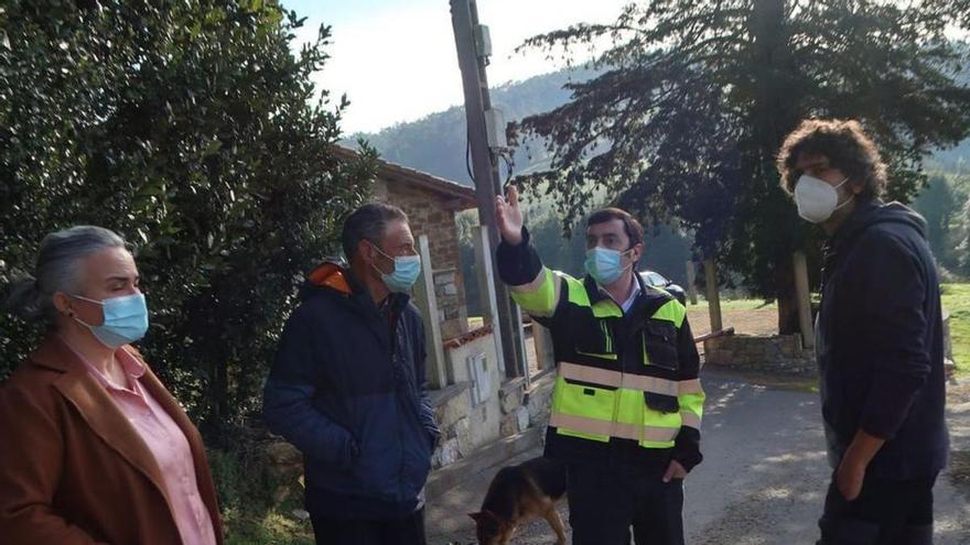 Gerardo Sanz, en el centro de la imagen, con la edil de Cultura, Eva María Pérez, y vecinos de Panizales. | A. L.