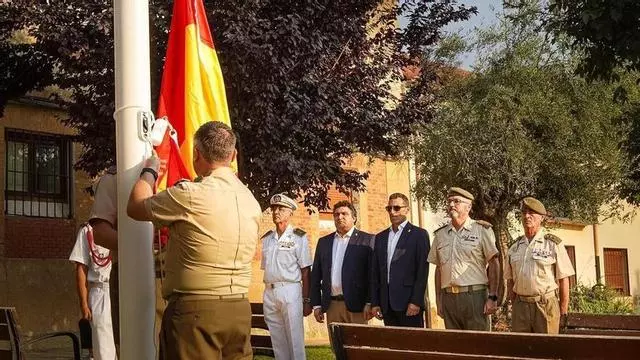 VÍDEO | Izado de la bandera nacional en las fiestas patronales de Villalobos