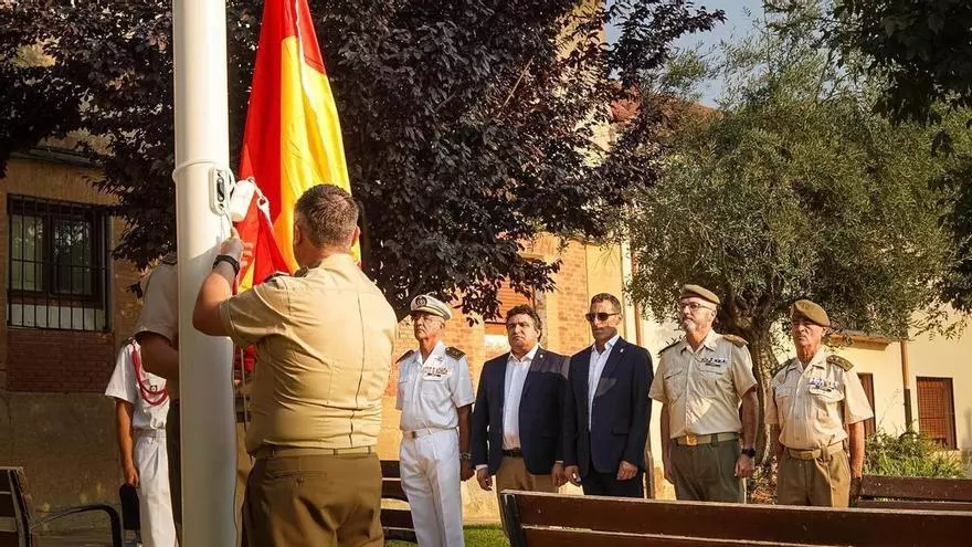 VÍDEO | Izado de la bandera nacional en las fiestas patronales de Villalobos