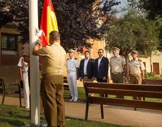 GALERÍA | Izado de la bandera de España en Villalobos