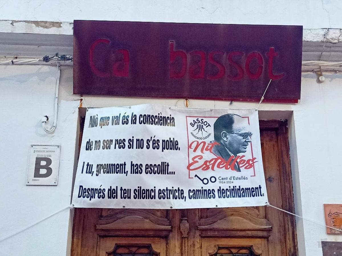 Pancarta a las puertas de la Associació Cultural Bassot.