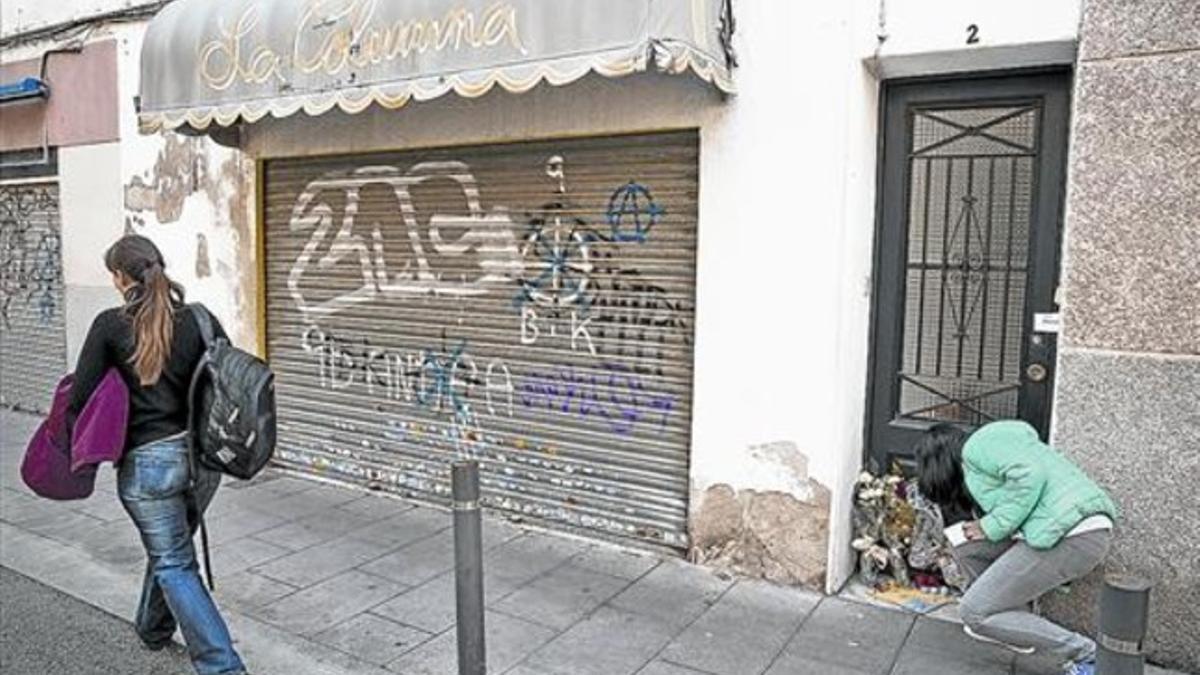 En recuerdo de Andrea 8 Una joven enciende una vela en la puerta de la casa en la que se produjo el asesinato.