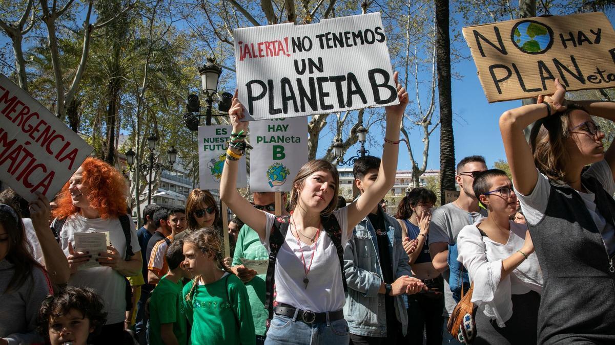 Marcha de jóvenes contra el cambio climático convocados por 'Juventud por el clima' en Sevilla.