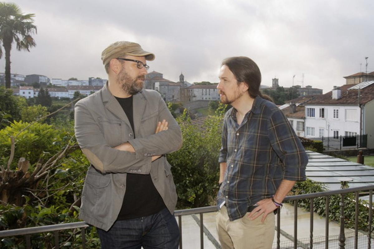 El secretari general de Podem, Pablo Iglesias, amb l’alcalde de Santiago, Martiño Noriega.