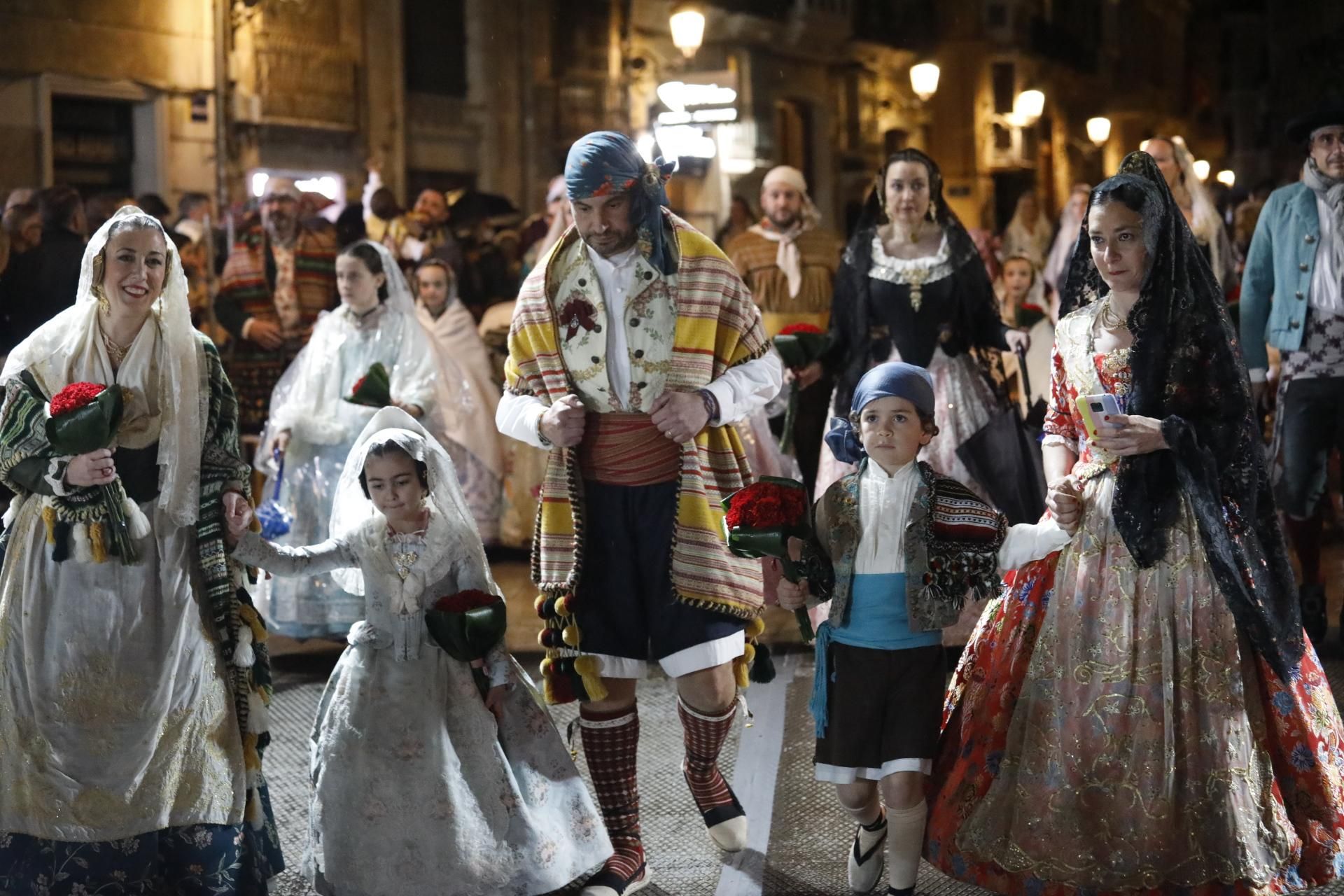 Búscate en el primer día de ofrenda por la calle Quart (entre las 20:00 a las 21:00 horas)