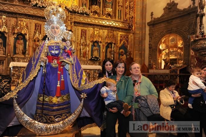 Los niños pasan por el manto de la Fuensanta