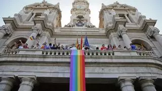 La bandera arco iris vuelve a tensionar el Ayuntamiento de València
