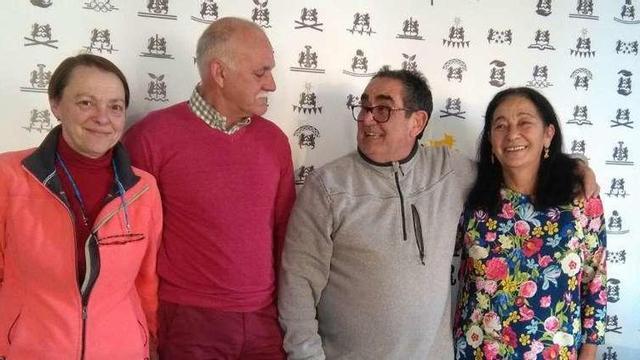 El concejal de Fiestas (segundo derecha) posa con parte del grupo que pregonará el carnaval.