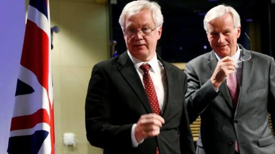 Davis i Barnier, després de la roda de premsa conjunta a Brussel·les.