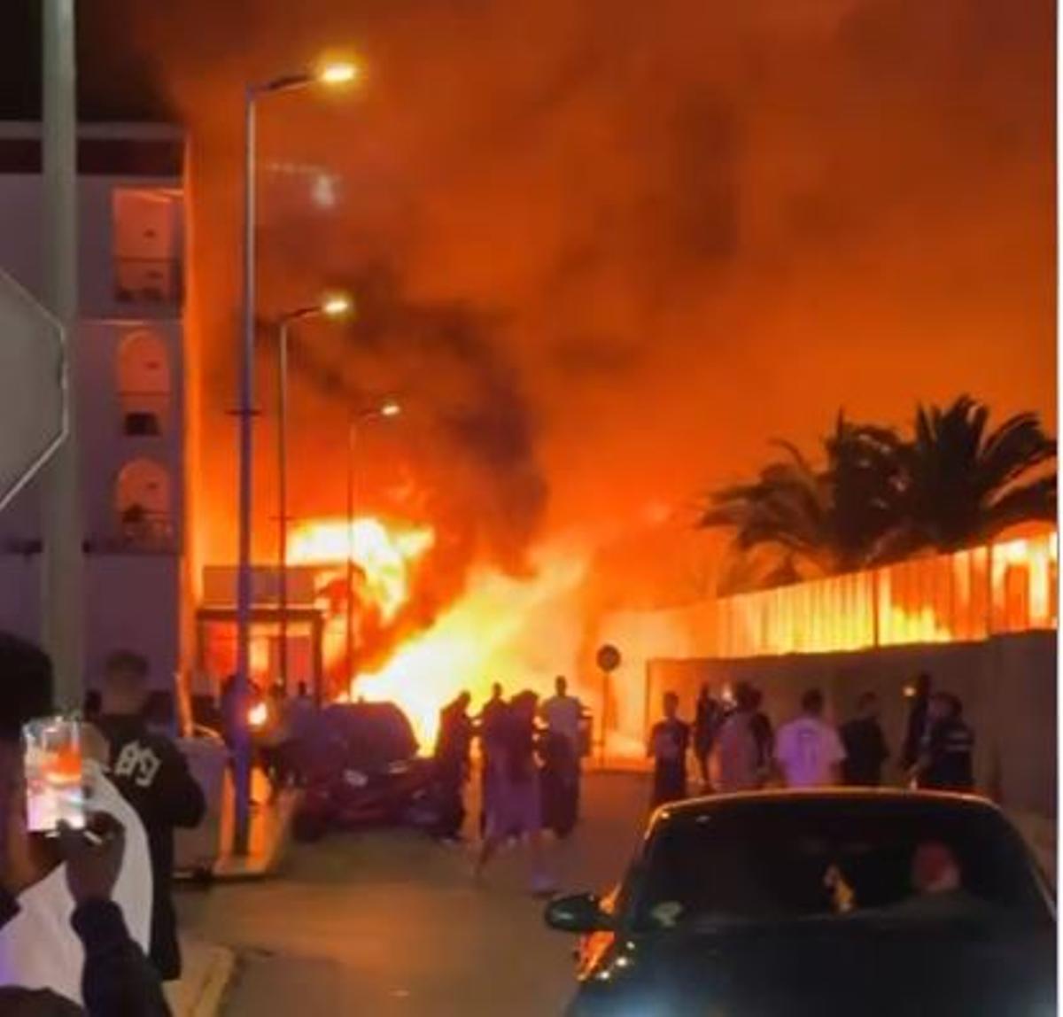 Un gran incendio quema varios locales en una zona de ocio de Ibiza