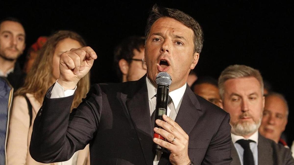 Renzi se dirige a sus seguidores tras ganar las primarias del Partido Democrático, en Roma, el 30 de abril.