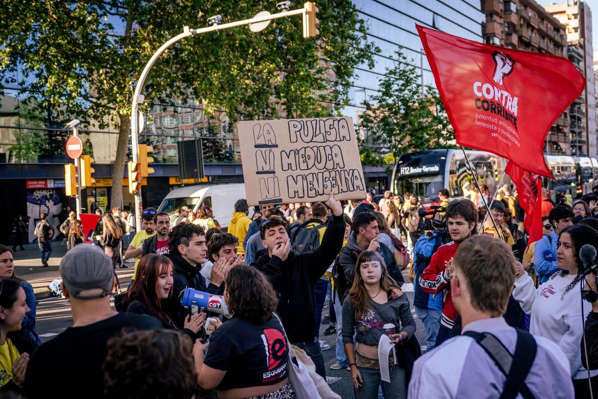 Los profesores cortan la Gran Via a la altura de La Campana, en Barcelona.