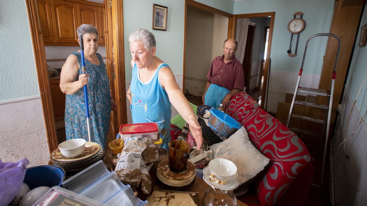 Una familia afectada por las inundaciones en Alcanar repasa el estado de su vivienda.